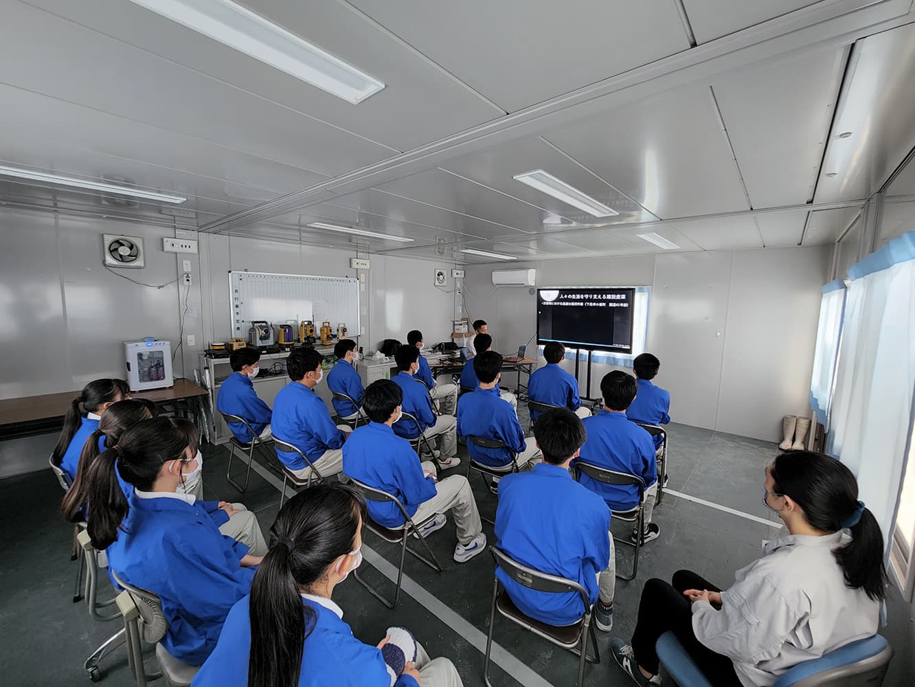 『過去・未来・現在の建設現場』と題して岐阜総合学園の生徒への体験講習会を実施しました。